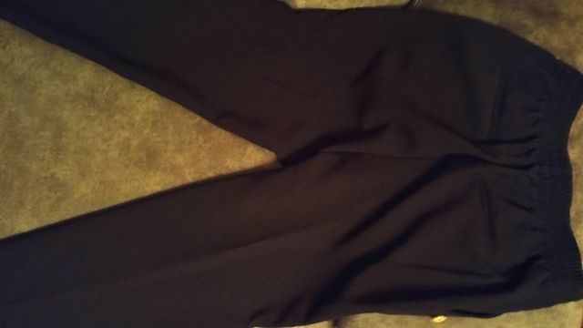 Pantalón negro M. Zara. Goma por detrás.