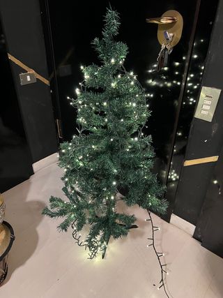 albero di natale con luci