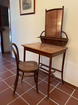 Tocador antiguo y silla Thonet