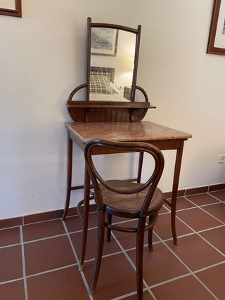 Tocador antiguo y silla Thonet