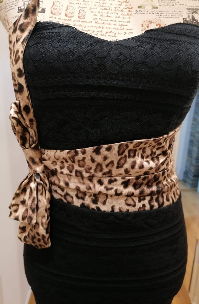 Vestido de encaje con cinturón lazo animal print
