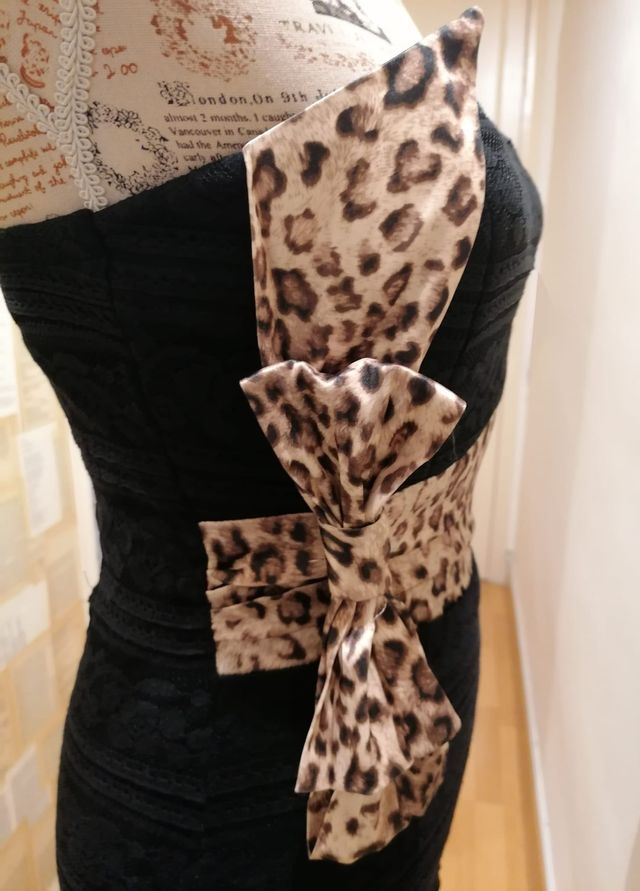 Vestido de encaje con cinturón lazo animal print