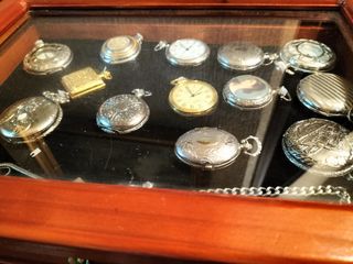 Colección antigua relojes d bolsillo con expositor