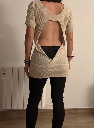 Jersey-vestido dorado con abertura en espalda
