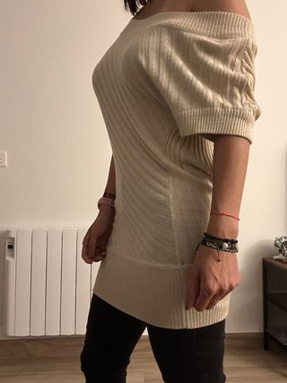Jersey-vestido dorado con abertura en espalda