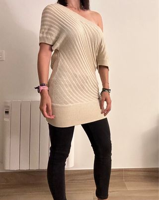 Jersey-vestido dorado con abertura en espalda