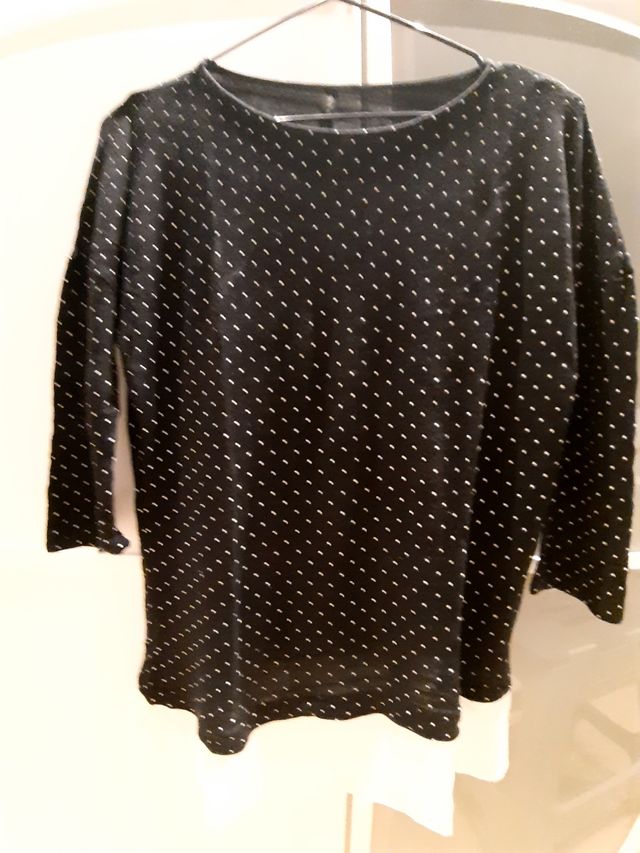 CAMISETA TOPOS BAJO CAMISA