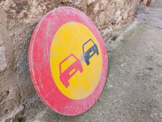 Señal obra prohibido adelantar 