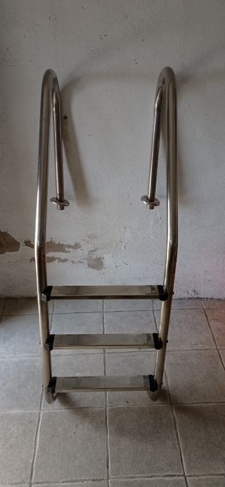 Escalera piscina metalica REBAJADA