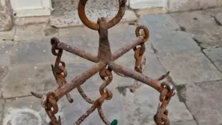 Ganchos de pozo muy antiguos. Funcionales.