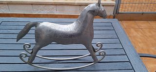 Escultura de caballo balancín alpaca cincelada.