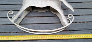 Escultura de caballo balancín alpaca cincelada.