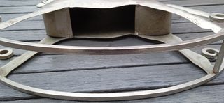 Escultura de caballo balancín alpaca cincelada.