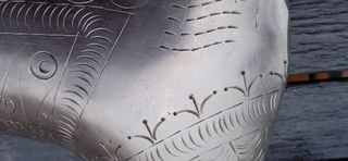 Escultura de caballo balancín alpaca cincelada.