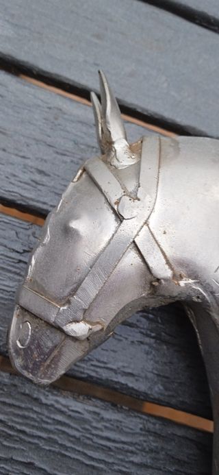 Escultura de caballo balancín alpaca cincelada.