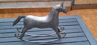 Escultura de caballo balancín alpaca cincelada.