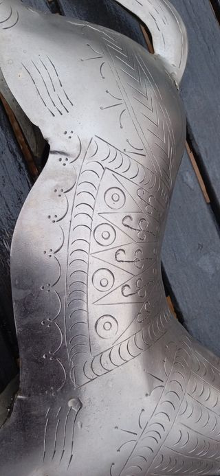 Escultura de caballo balancín alpaca cincelada.