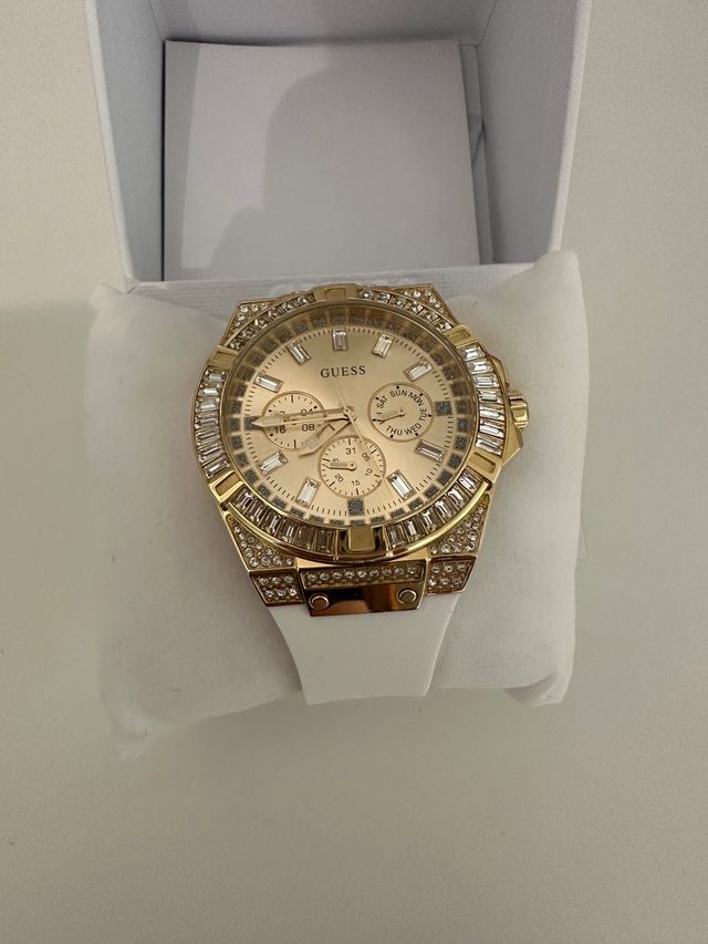Reloj original dorado con brillantes Guess