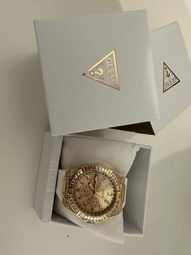 Reloj original dorado con brillantes Guess