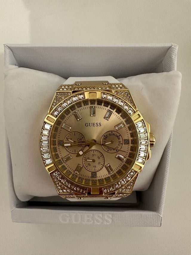 Reloj original dorado con brillantes Guess