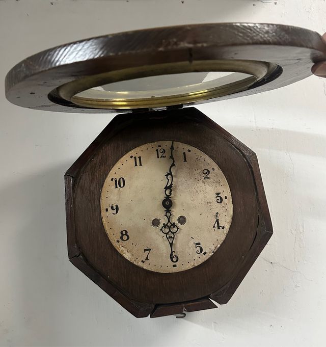 Reloj de pared en madera