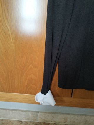 Blusa negra con cuello blanco y perlas