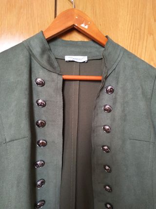 Chaqueta verde con botones militares