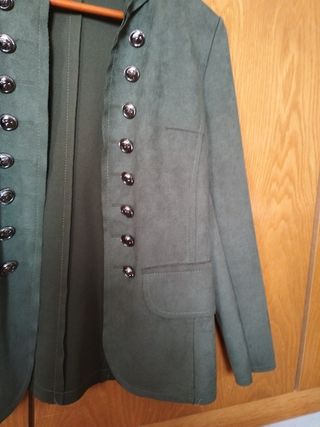 Chaqueta verde con botones militares