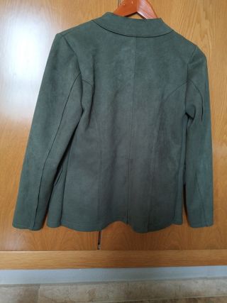 Chaqueta verde con botones militares