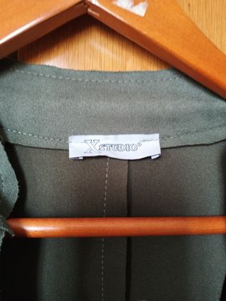 Chaqueta verde con botones militares
