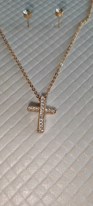 Colgante y pendientes de color oro