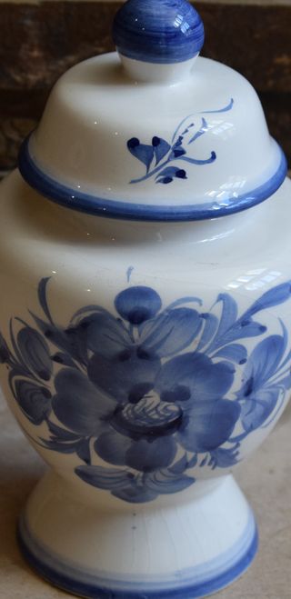 Pote em ceramica ornamentado com flores, tons azul