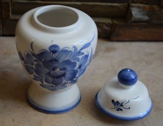 Pote em ceramica ornamentado com flores, tons azul