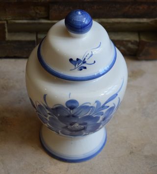Pote em ceramica ornamentado com flores, tons azul