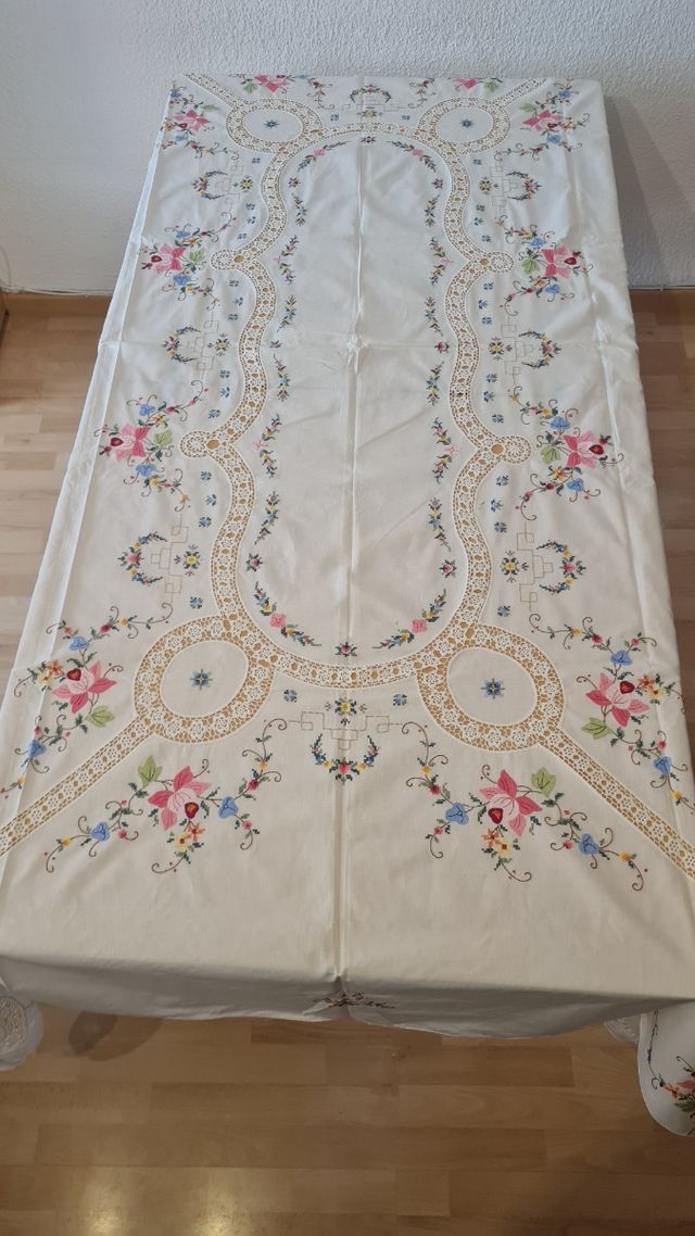 Manteleria bordada