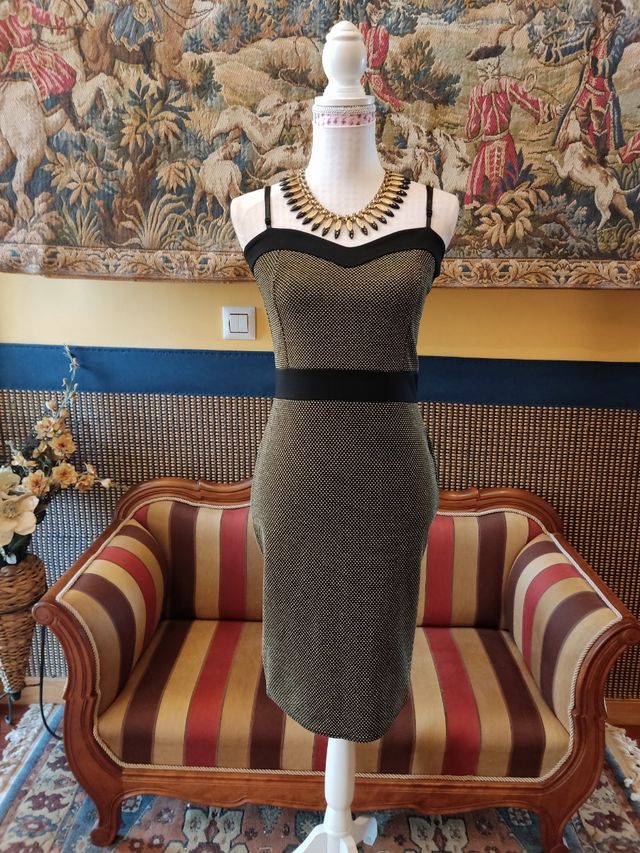Vestido negro y dorado escote corazón 