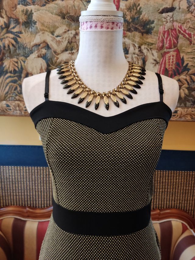 Vestido negro y dorado escote corazón 