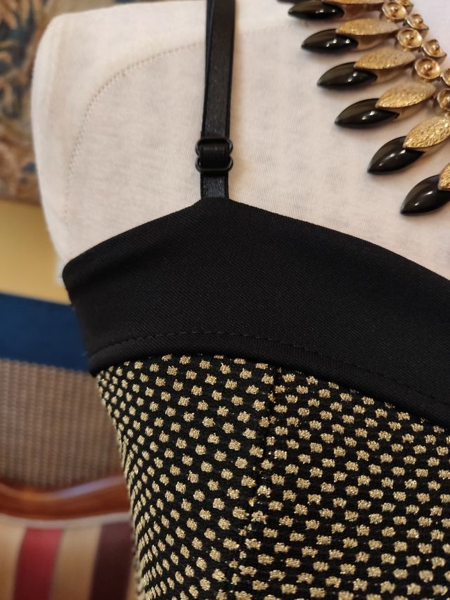 Vestido negro y dorado escote corazón 