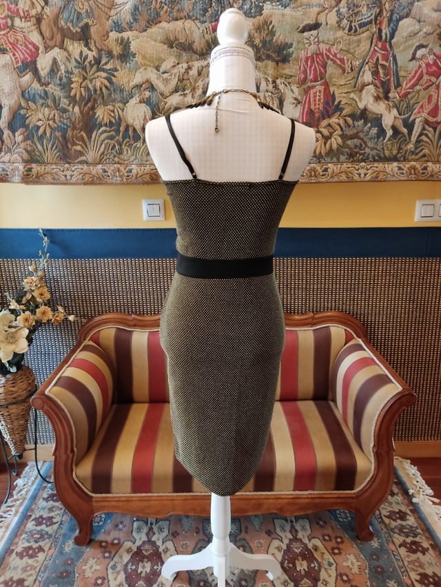 Vestido negro y dorado escote corazón 
