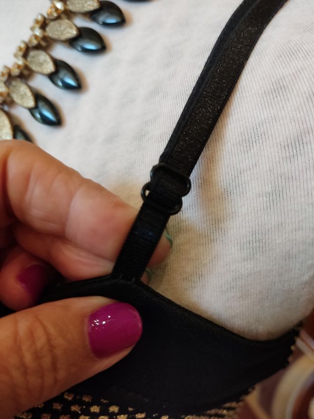 Vestido negro y dorado escote corazón 