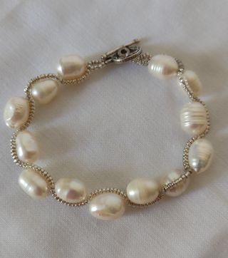 Pulsera de perlas con cordón plata. N116