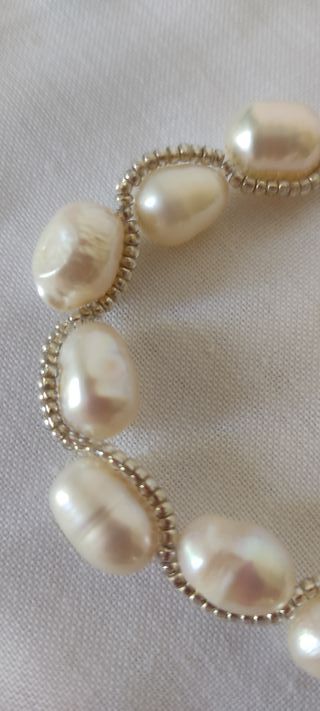 Pulsera de perlas con cordón plata. N116