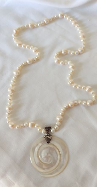 Collar de perlas y colgante nacar. N118