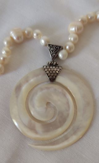 Collar de perlas y colgante nacar. N118