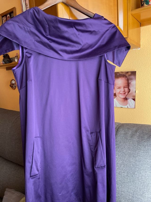 vestido raso recto abrochado en espalda