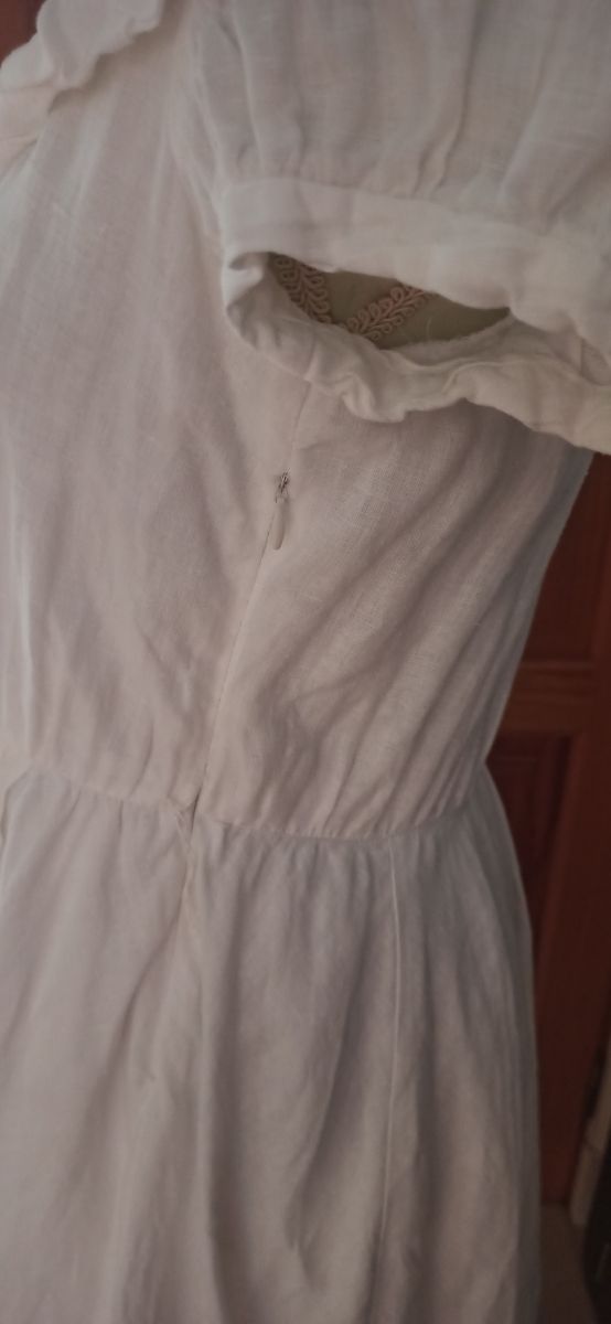 Vestido midi falda vuelo blanco de Zara