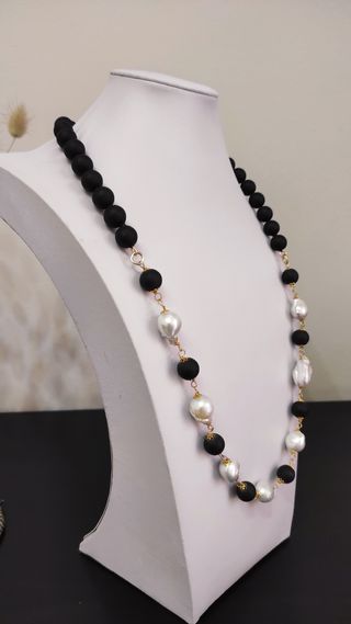 Collana pietra lavica e perle scaramazze
