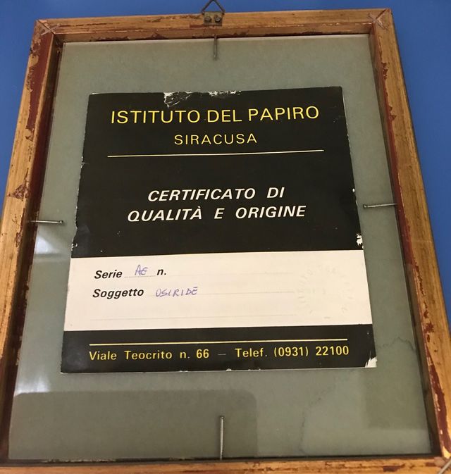 Cornice con carta da papiro