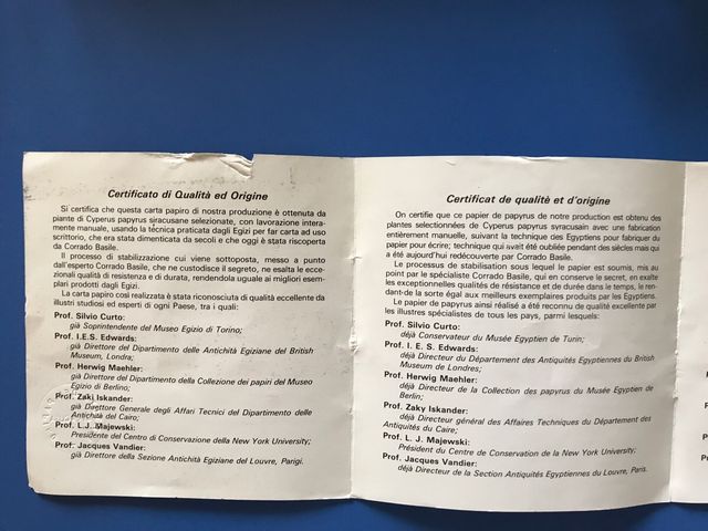 Cornice con carta da papiro