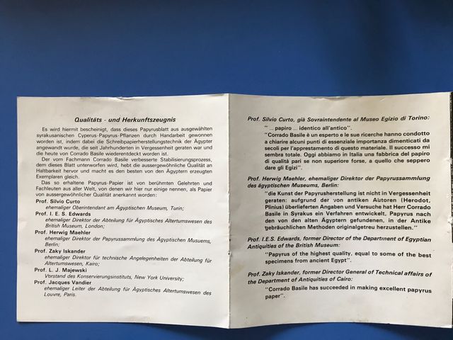 Cornice con carta da papiro